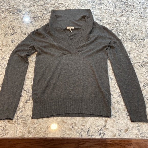 Joie | Collared Cashmere Wool Blend V Neck Cozy Sweater in Gray Size XS - Picture 8 of 15